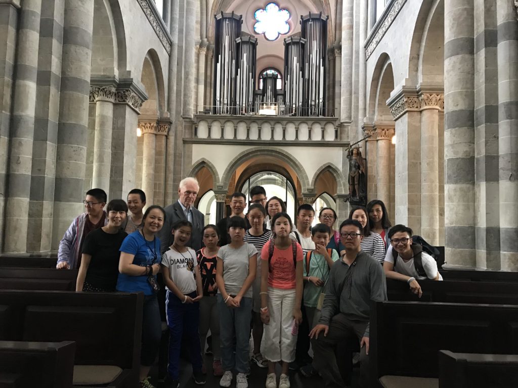 Die chinesische Gruppe aus Kunming in der St. Andreaskirche zu Köln