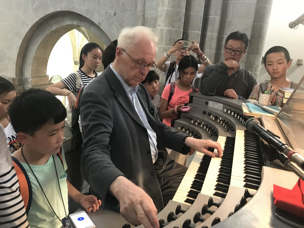 Monsignore Wolfgang Bretschneider mit den chinesischen Musikschülerinnen und –schülern