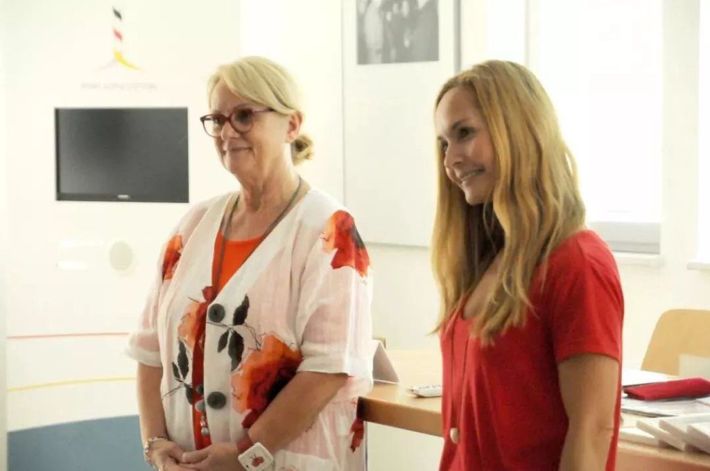 Jutta Fleck und ihre Tochter Beate Gallus im Museum Checkpoint Alpha bei einem Vortrag für die chinesische Gruppe der Yi Chuan She Schule 