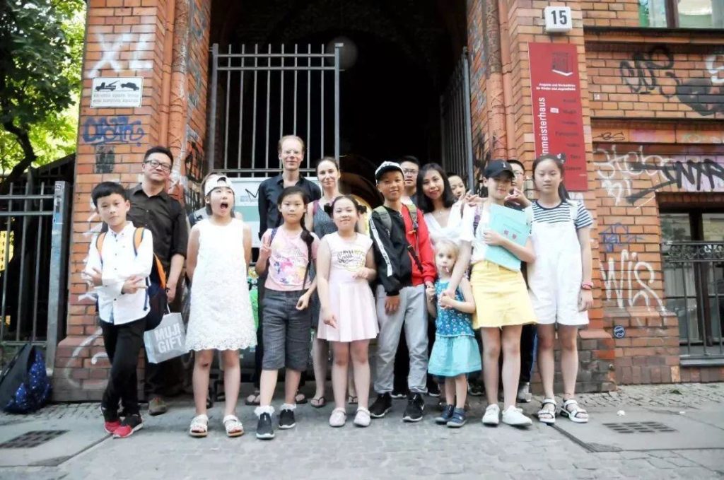 Unsere“ chinesische Kinder vor dem Weinmeisterhaus